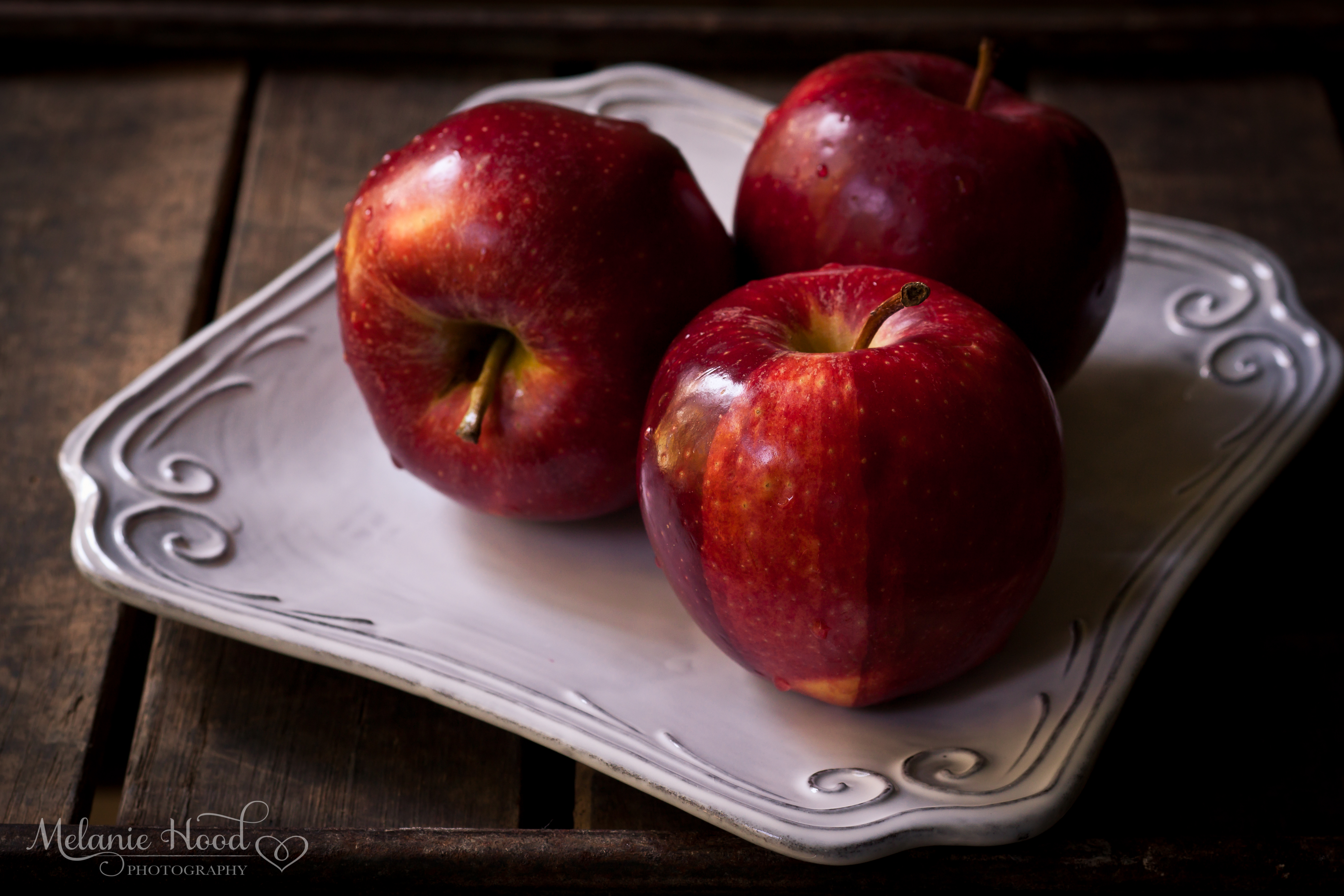 Сон есть красные яблоки. Яблоки Эстетика. Красное яблоко Эстетика. Яблоки красные. Красные яблоки на столе.